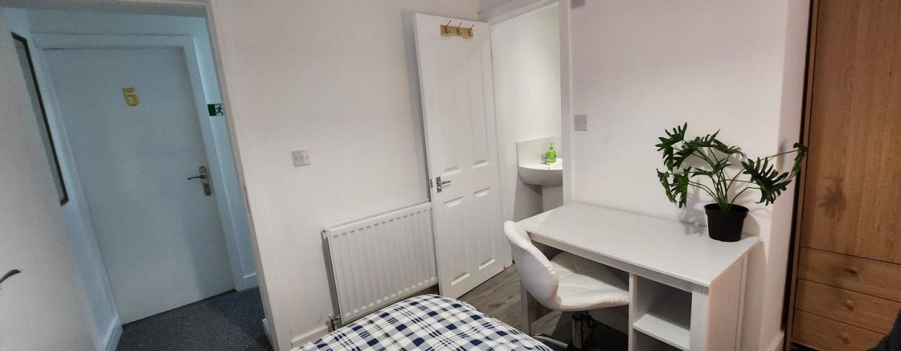 White House Ensuite Double Bedroom Warrington  Exterior photo